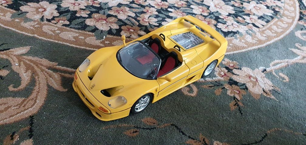 Macheta Ferrari F50 1:18 Burago in stare foarte buna