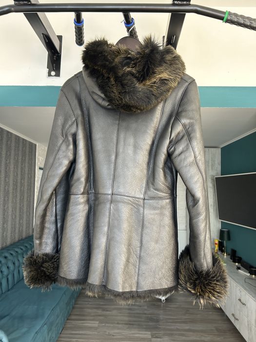 Vând haină din piele naturală