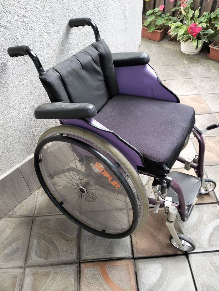 Scaun cu rotile pentru copii cu dizabilitati