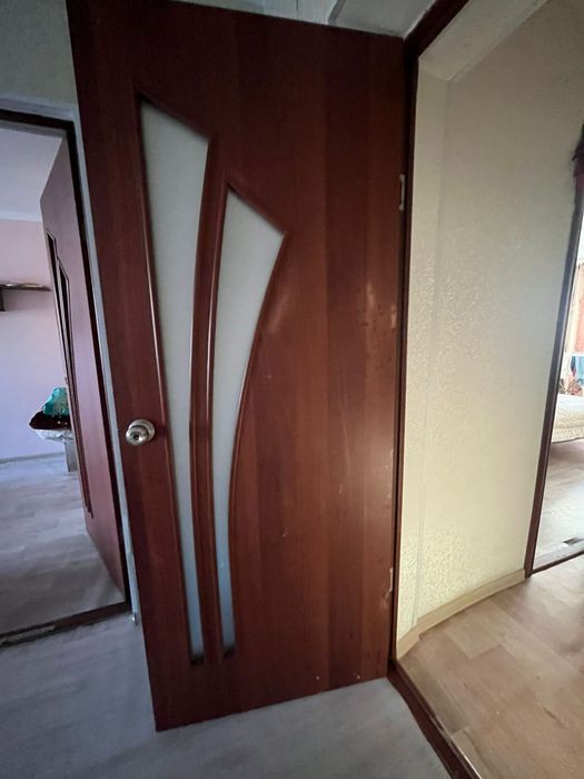 Продам межкомнатные!  3шт.с стеклом и 2шт. Без стекла.