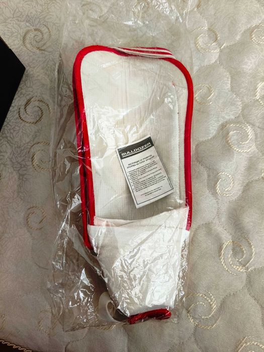 Футболни обувки бутонки Under Armour FORMTRUE; футболни кори BULLDOZER