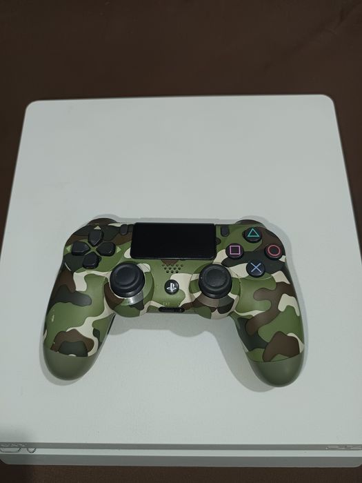 Vând PS4 Slim Alb