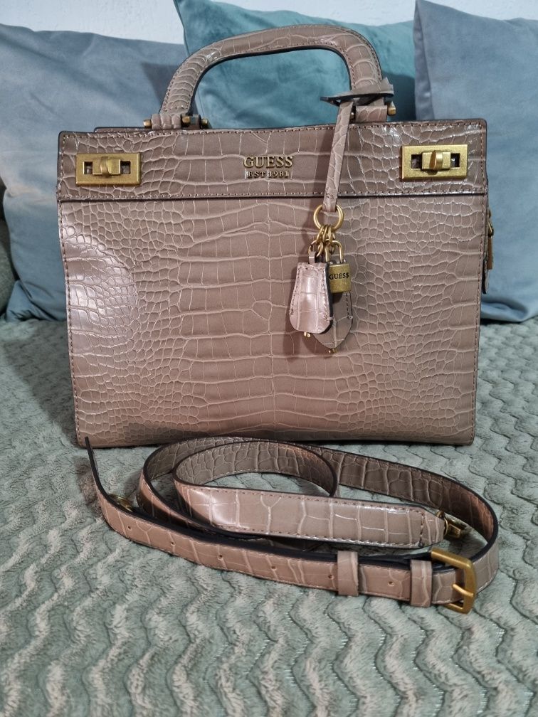 Geanta de la  Guess