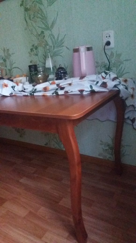 Продам столовый стол 180×80 в отличном состоянии.