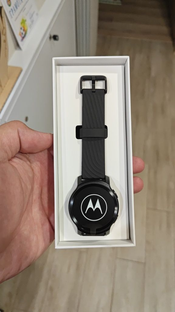 Смарт часовник Moto Watch 100