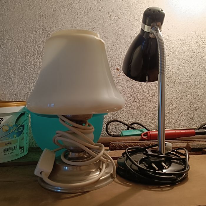 Продавам две настолни лампи.