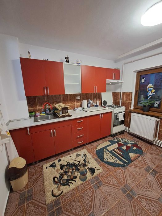 Închiriez apartamet cu 2 camere semidecomandat