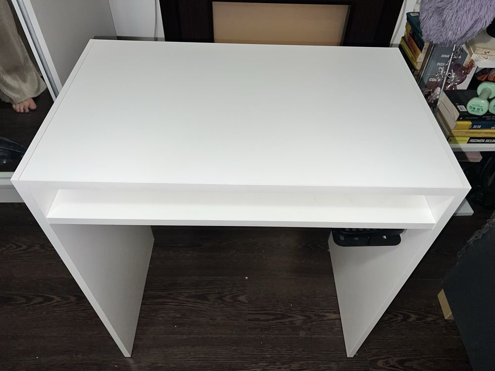 Birou Ikea cu etajera ca nou