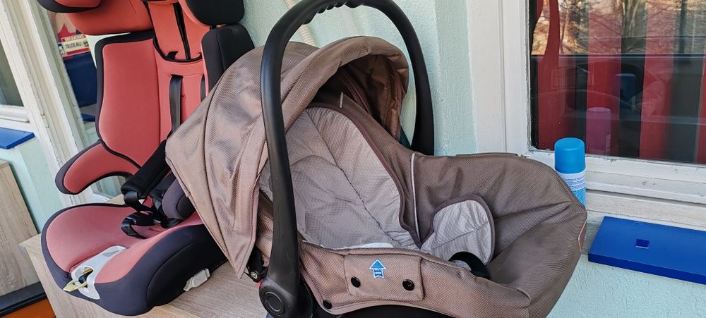 Vând scaun bebe pentru mașină și coșuleț transport.