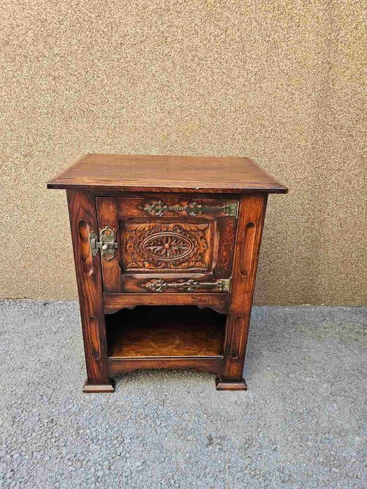 Шкафче в Готически стил