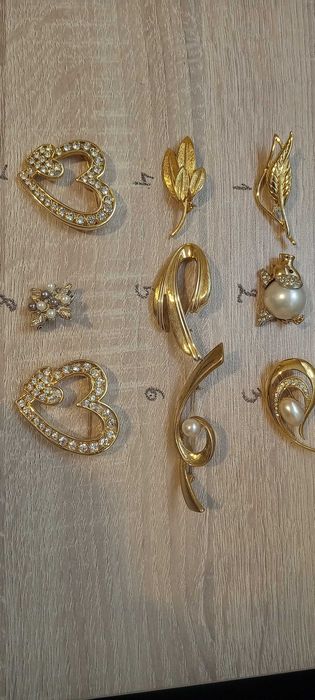 Позлатени  брошки-20 лв.2/Висулка Камея-70 3/ Позлатено колие 16 лв