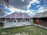 Casa la munte, teren 8324 mp, anexe, zona comuna Bucium