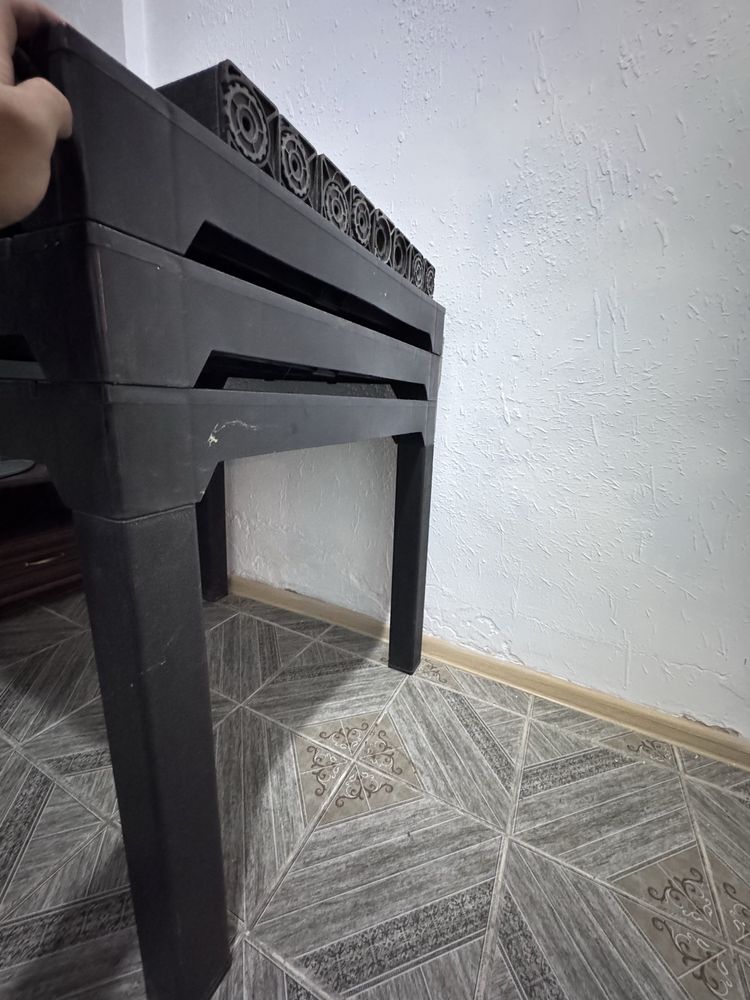 Пластиковый стол и стулья