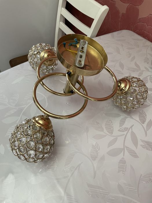 Продается трехрожковая хрустальная люстра