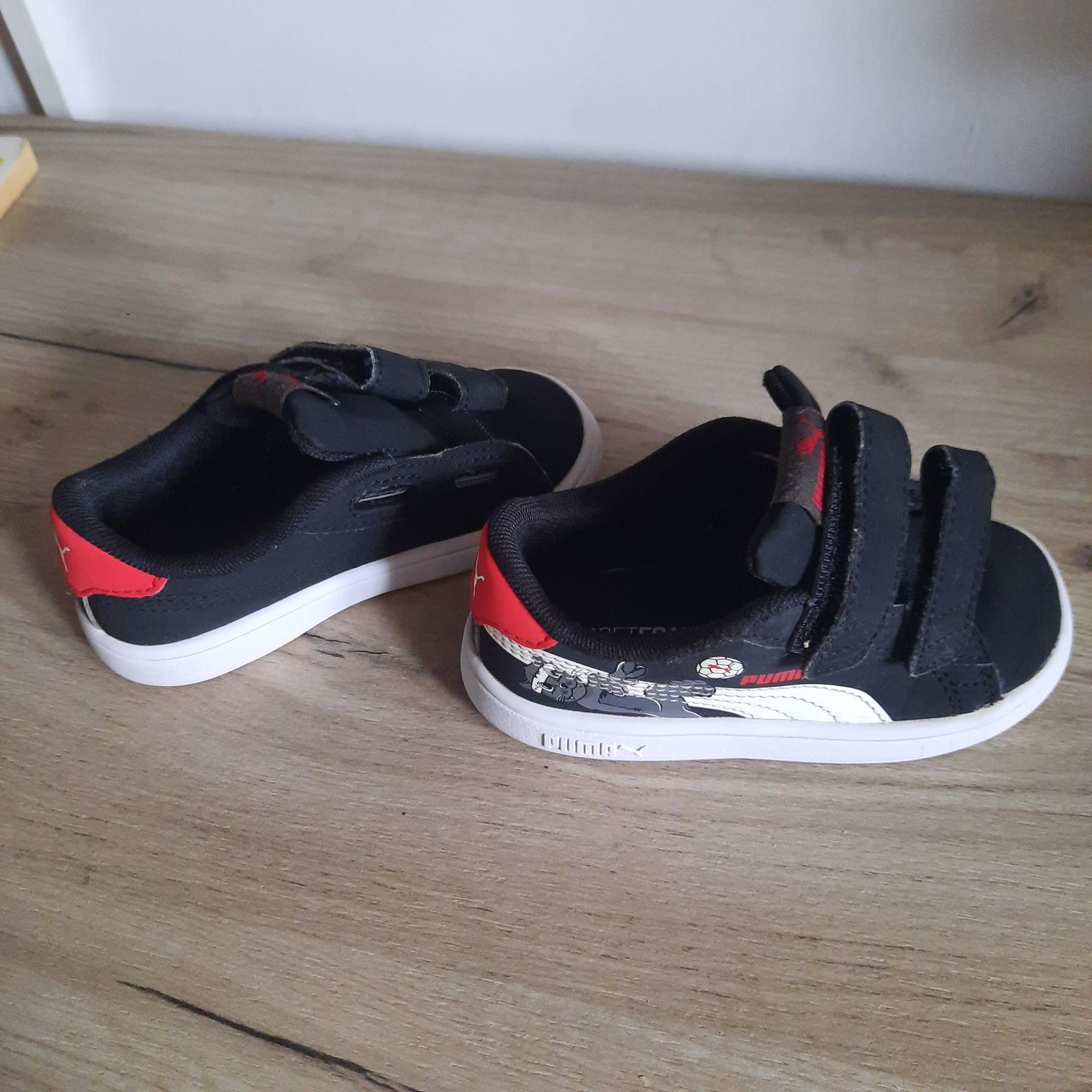 Pantofi sport Puma, masura 23, negru cu rosu, stare foarte buna