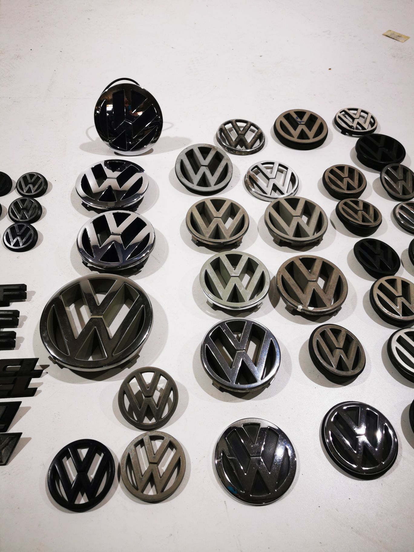 Embleme originale Volkswagen / Audi 

Pret :
20lei/bucata embleme ari