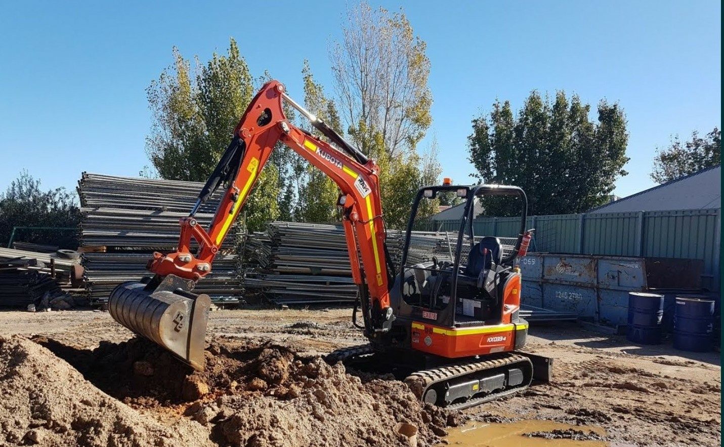 Închiriez Miniexcavator 1m latime Cupa 25,40,45 cu operator