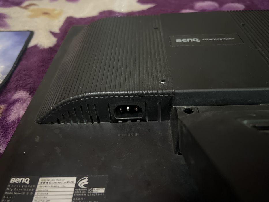 Продается монитор,клавиатура ,мышка и коврик для мыши СРОЧНООООО!!!