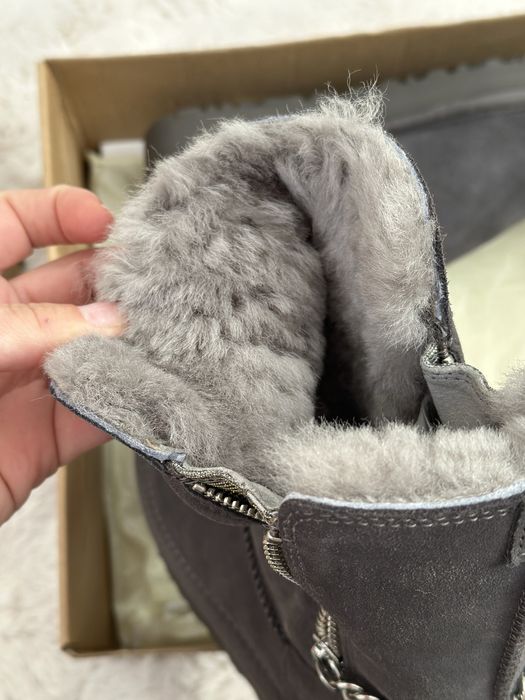 UGG, Класически велурени боти с верижка