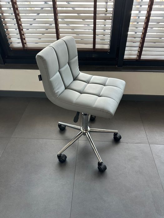 Сив Стол на колелца Queens с безплатна доставка и 2г гаранция