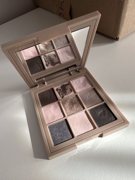 Paleta farduri Huda Beauty Creamy Obsessions Greige