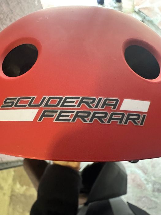 Детска червена каска Ferrari