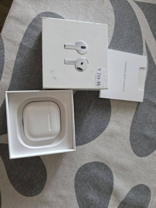 Apple AirPods 4 - нови