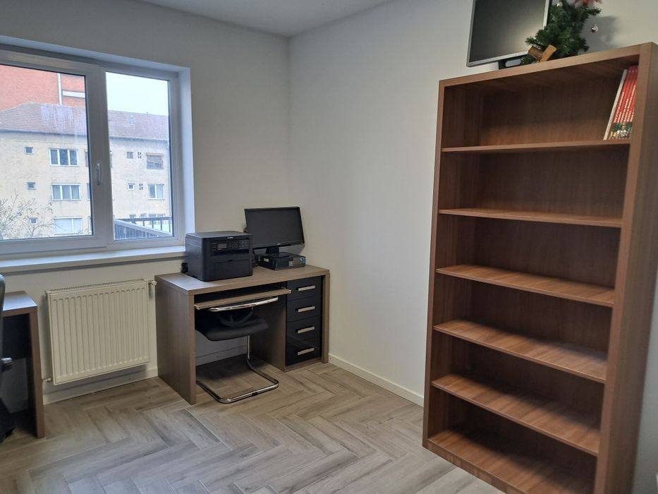 Mobiler birou cu sertare si polita tastatura