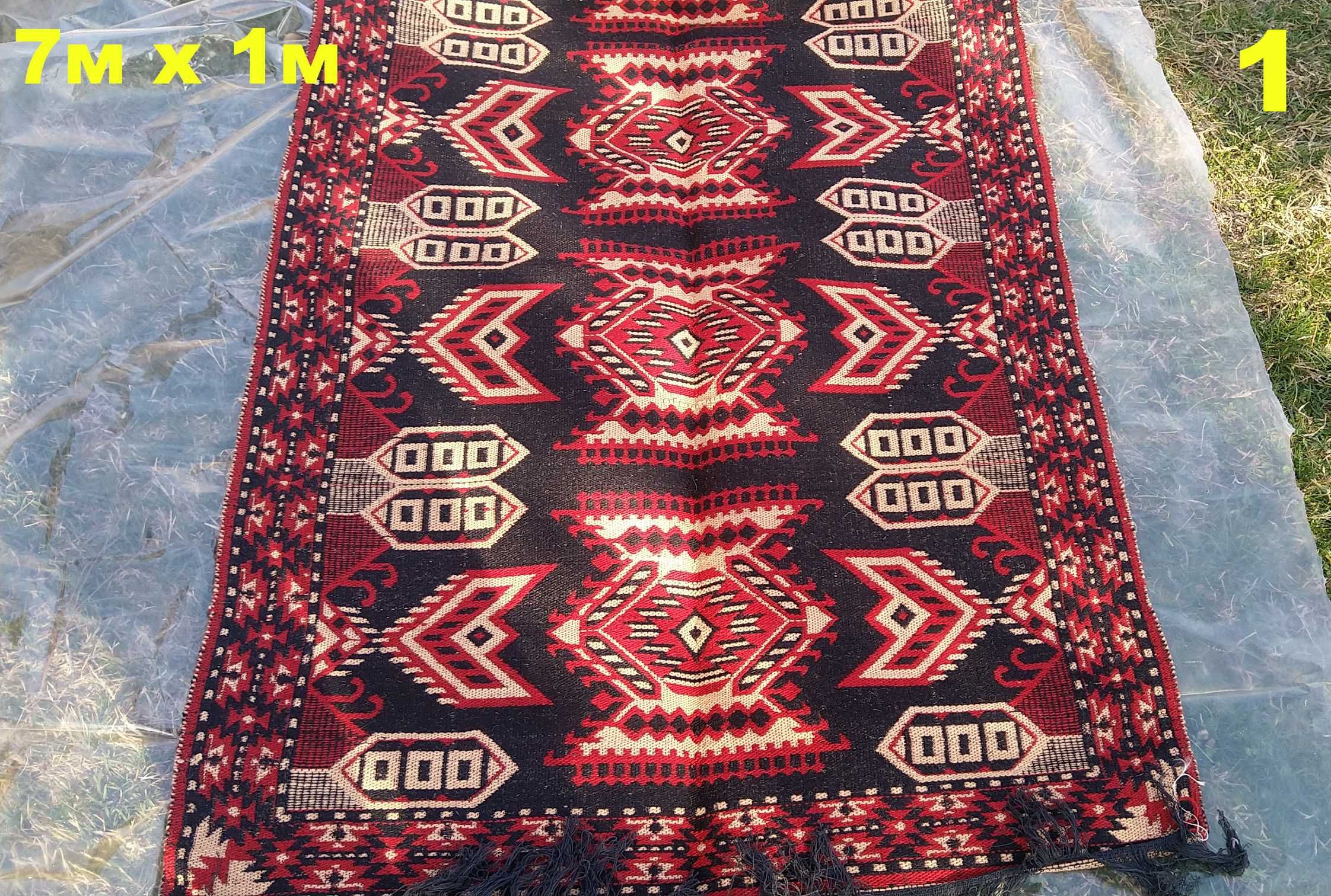 Битови черги и килими, ръчно тъкани.
