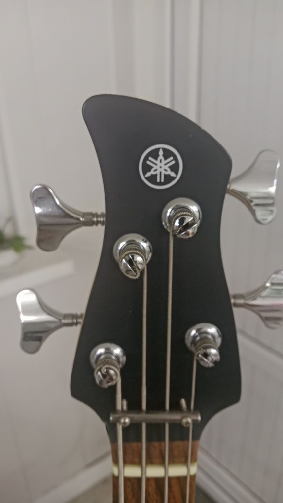 Бас гитара Yamaha