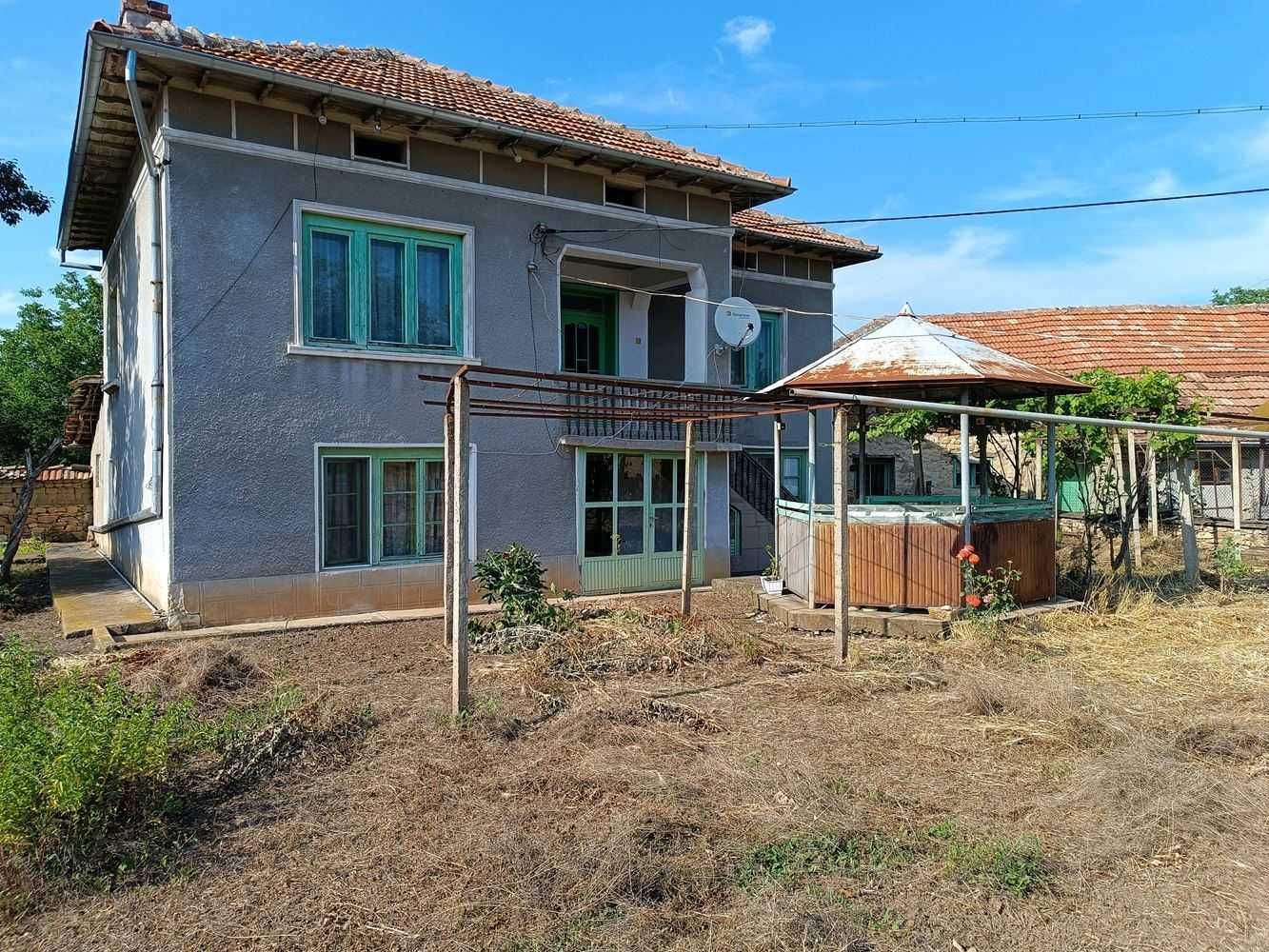 Двуетажна тухлена къща в село Иванча