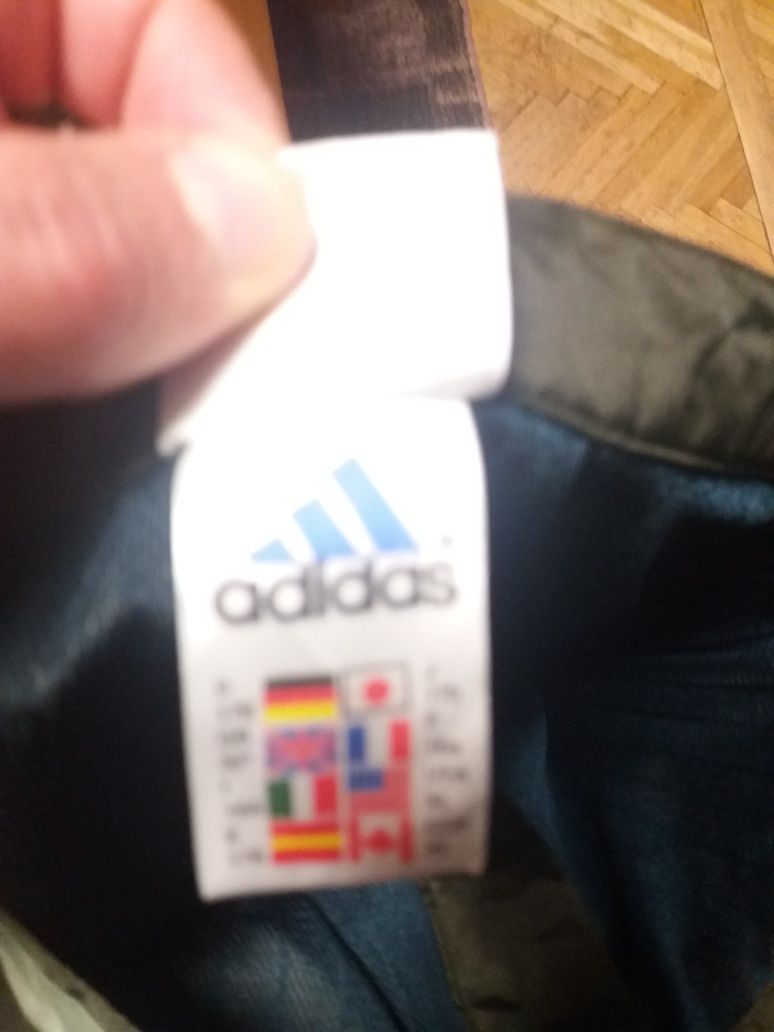 Vand o pereche de pantalon Adidas originali