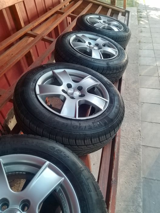 Продавам летни гуми с лети джанти