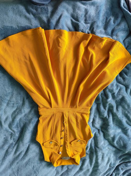 Разкроена жълта рокля размер S