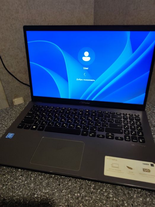 Шустрый офисный ультрабук  Asus-8Гб ОЗУ,SSD-240гб