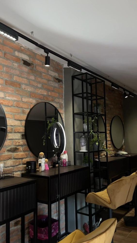 Afacere la cheie Vand spatiu comercial amenajat salon de infrumusetare