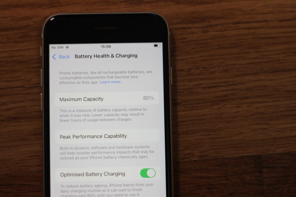 iPhone SE 3 – Бял, 64GB | Отлично състояние + оригинален кабел
