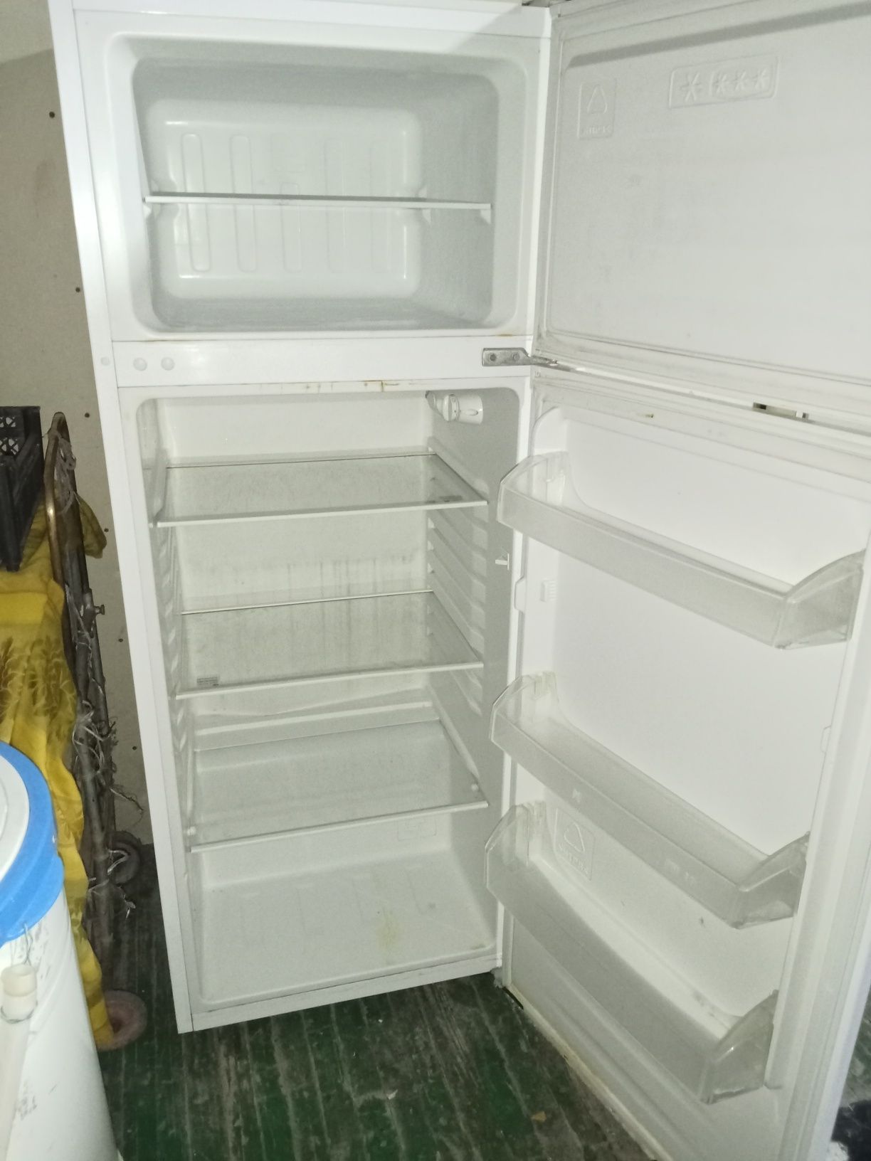 Ройсин холодильник рабочая продается.