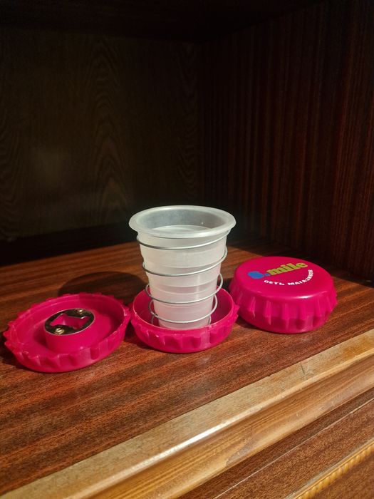 Продам стаканчики пластиковые, легко собираются,  состояние нового