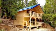 Cabane din.   lemn