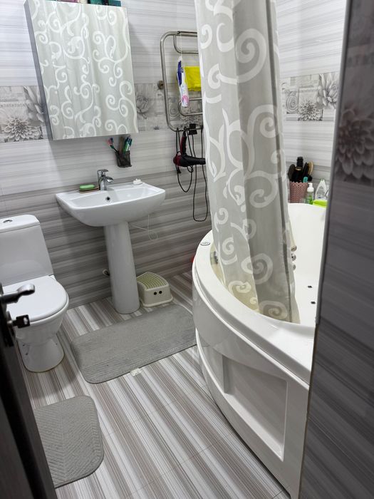 Продается трех комнатная квартира