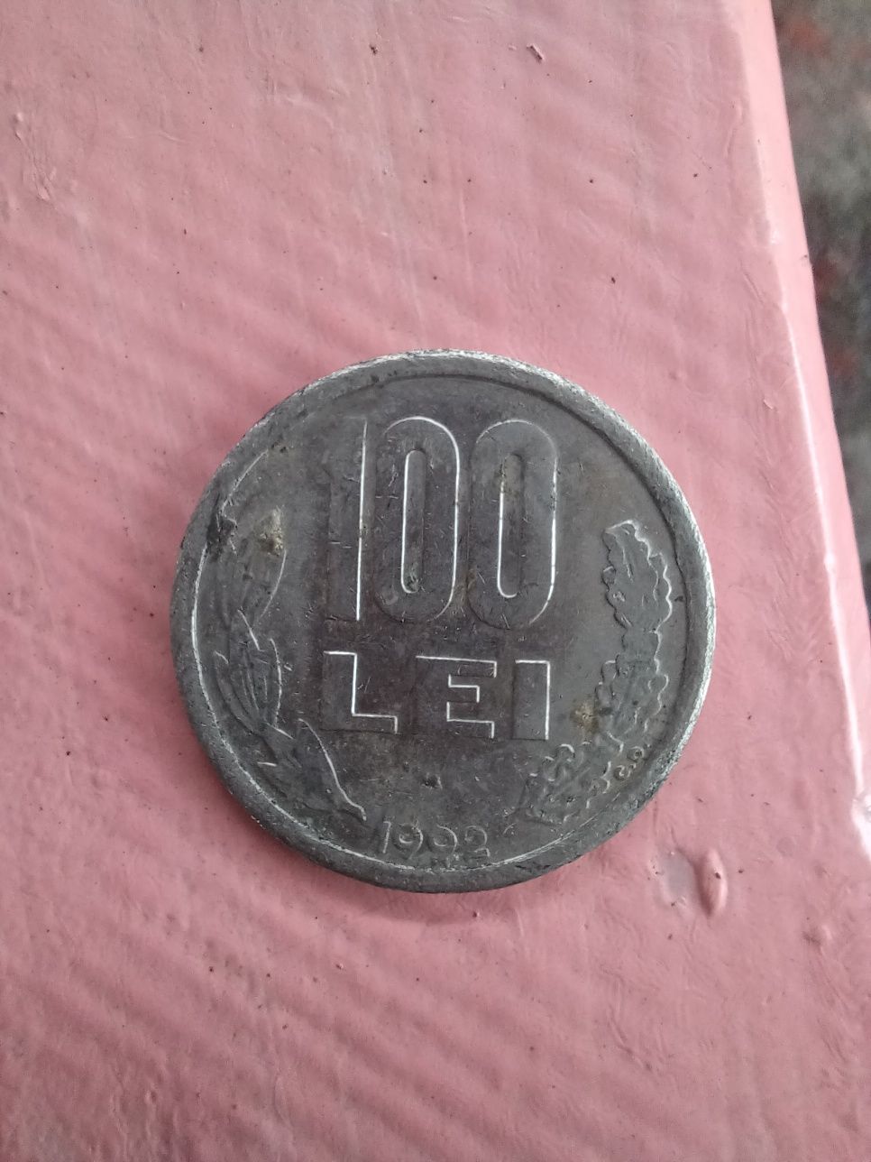 Moneda de 100 lei și bancota de 500