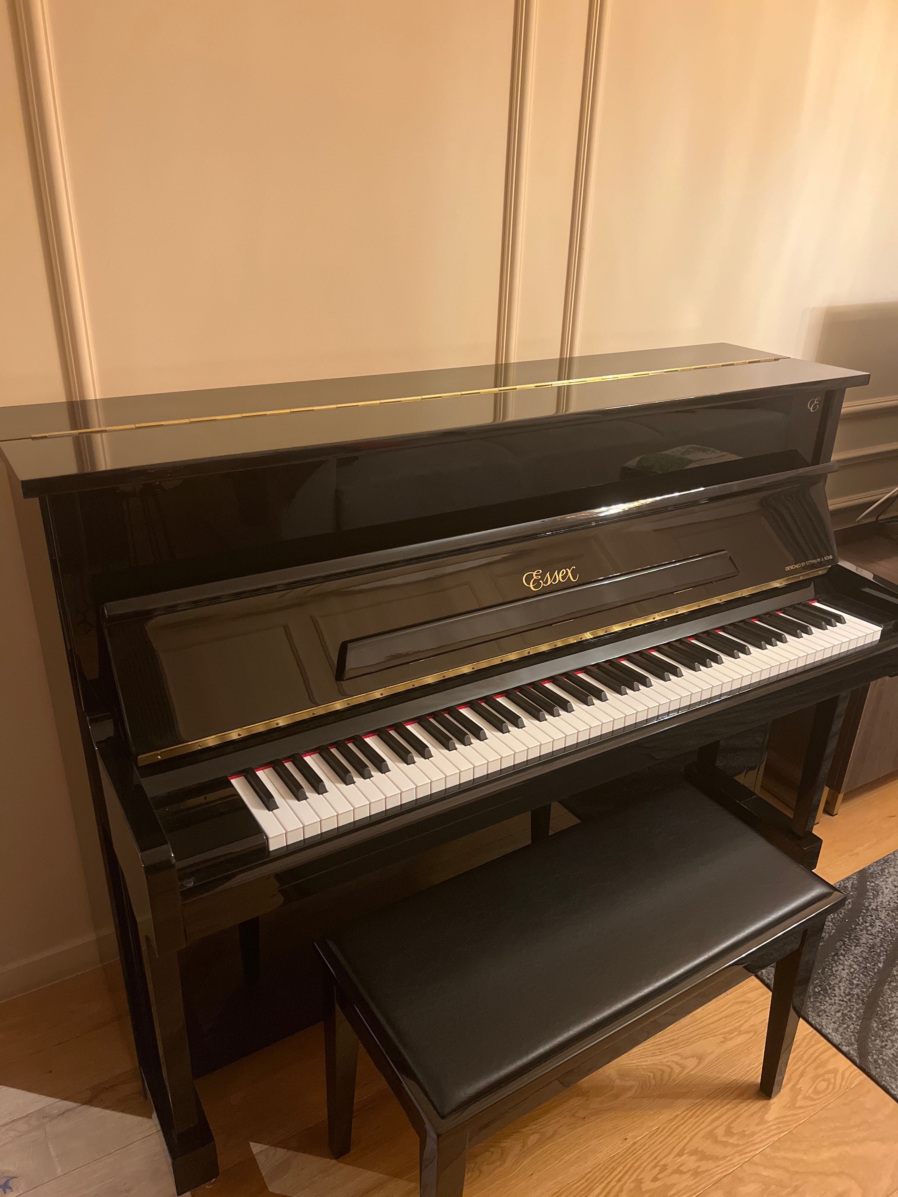 Vand pianina Essex (Steinway) cumparata noua, stare impecabila.