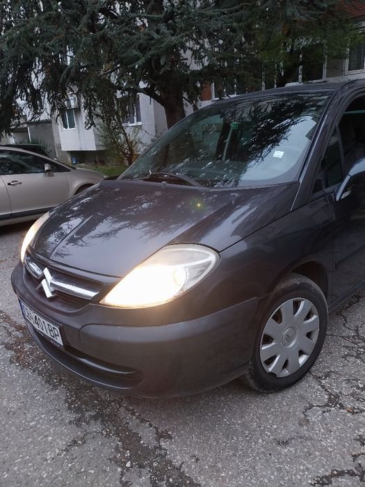 Автомобил  ситроен с8