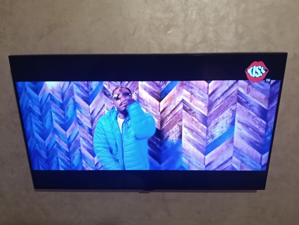 Televizor led Smart android Samsung cu diagonala de 110 cm.