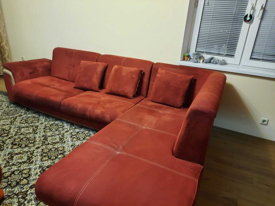 Ъглов диван в керемидено червено с функция сън и ракла