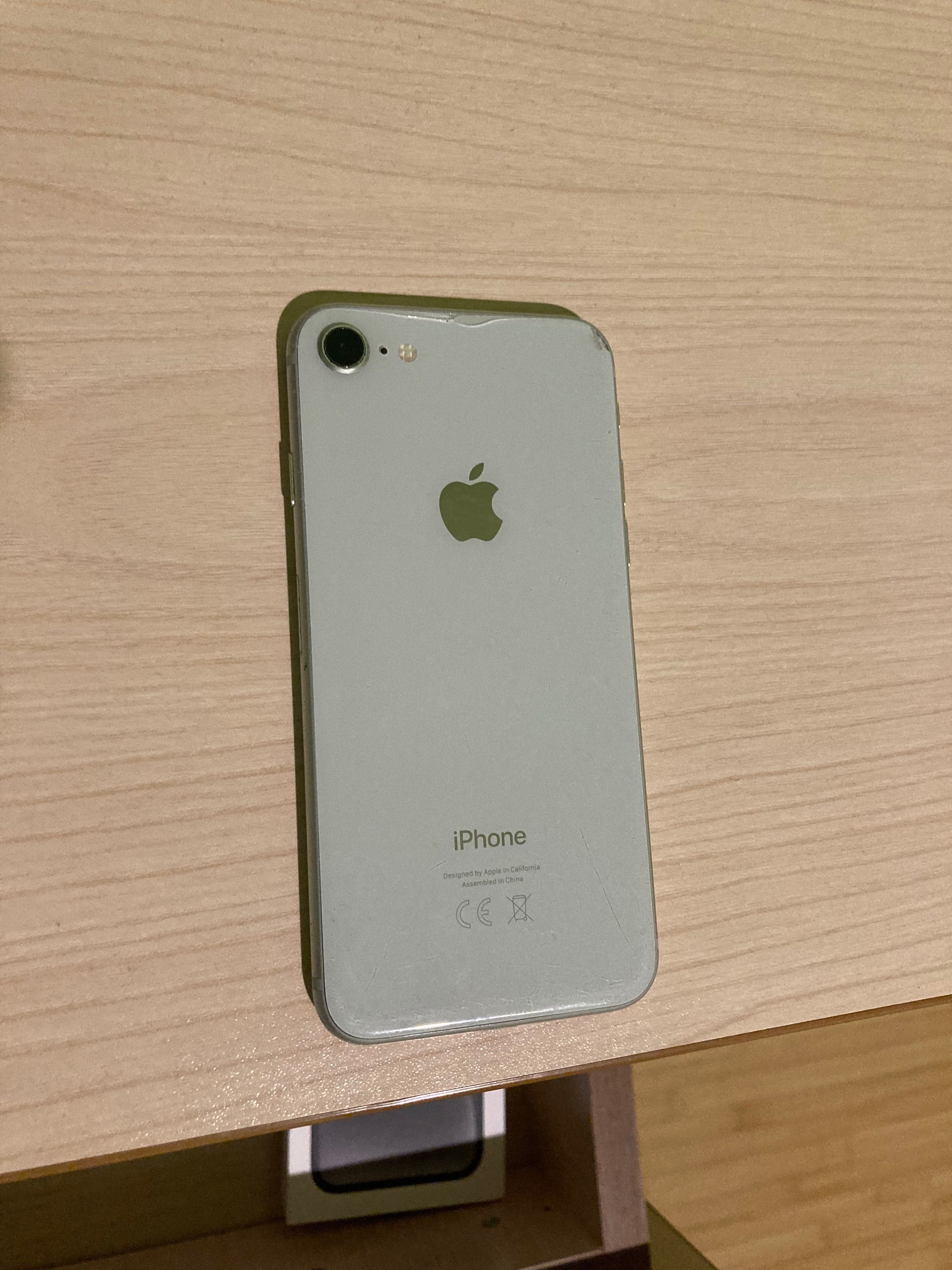 Продавам iPhone 8 - 64gb