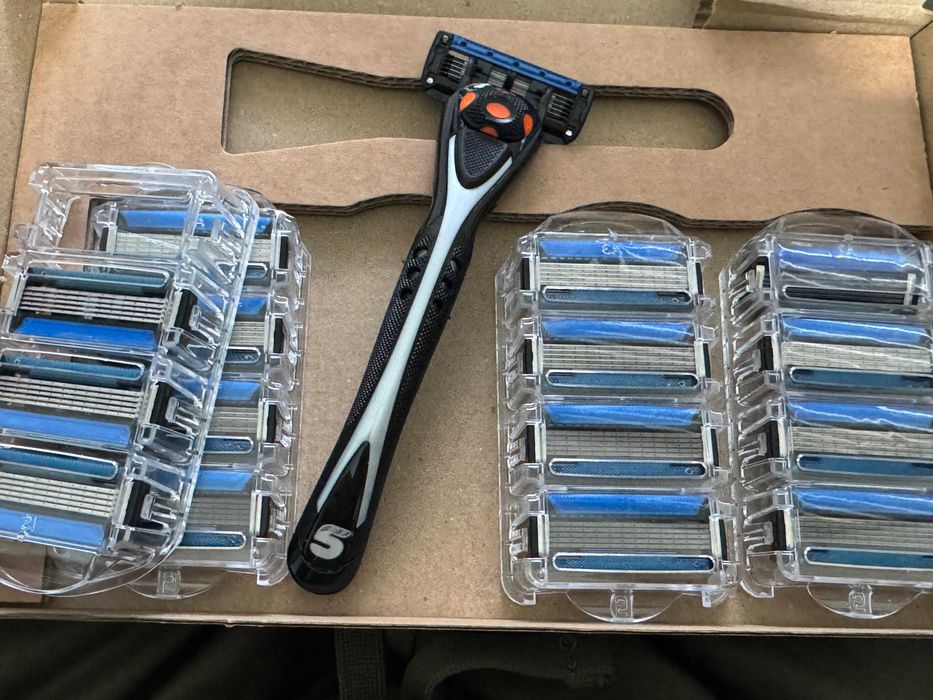 4 bucati Aparat de ras barbati + 64 rezerve Noi Sigilate