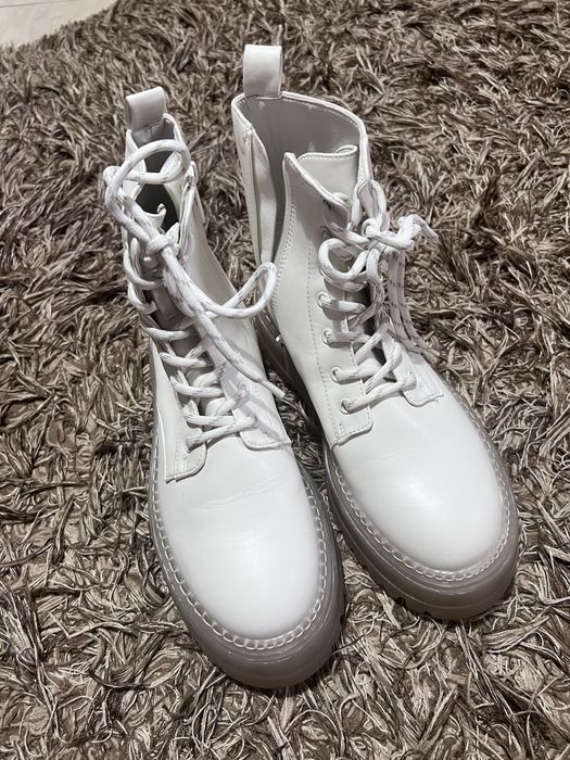 Vand bocanci pentru femei