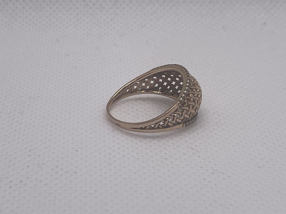 Продается кольцо. Камни под прибллиант по бокам.